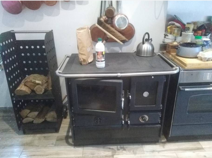 Installation d'un poêle à bois en cuisine